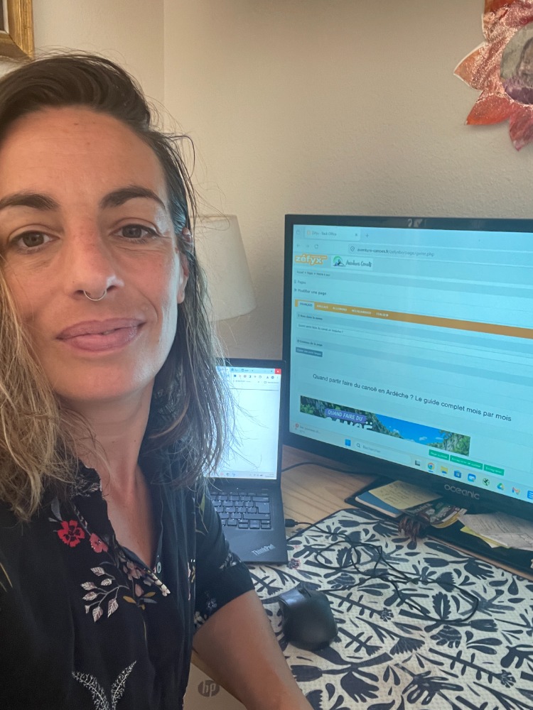 Maeva Larripa, La Plume Verte, au travail sur le SEO d'un client